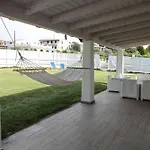 Tomax, Outdoor Living To بيت للعطل *